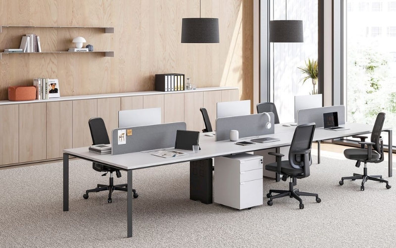 Sắp xếp bàn làm việc theo mô hình tối giản 