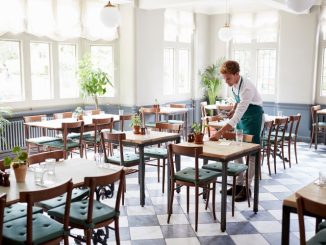 Bàn ăn gỗ phong cách hiện đại phù hợp với không gian quán