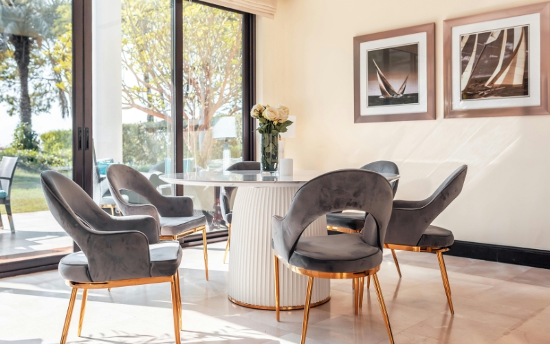 Bàn ăn chân độc đáo, kiểu dáng lạ mắt