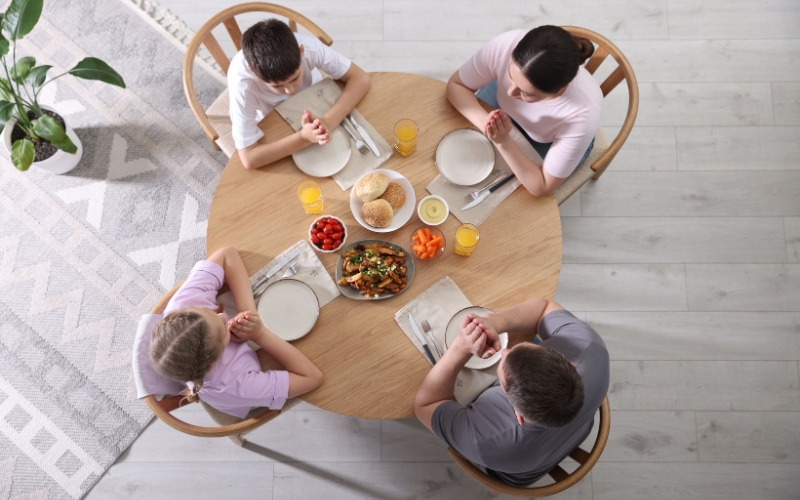 bàn tròn gắn kết mọi người